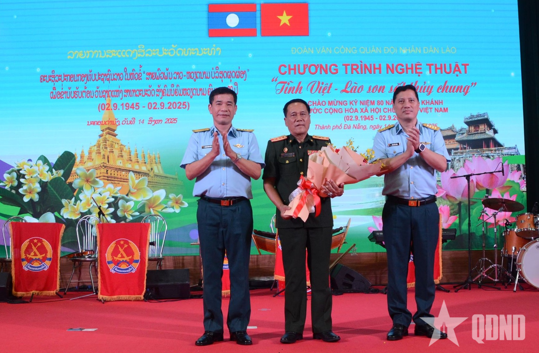 Đoàn văn công Quân đội nhân dân Lào giao lưu, biểu diễn tại Sư đoàn Không quân 372